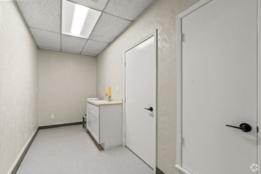 More Photos Of 1100-1120 Luke St, Irving Unknown For Lease