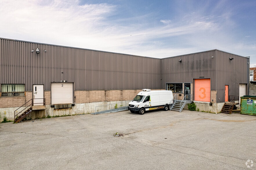 Primary Photo Of 795 Boul Curé-Labelle, Laval General Retail For Sale