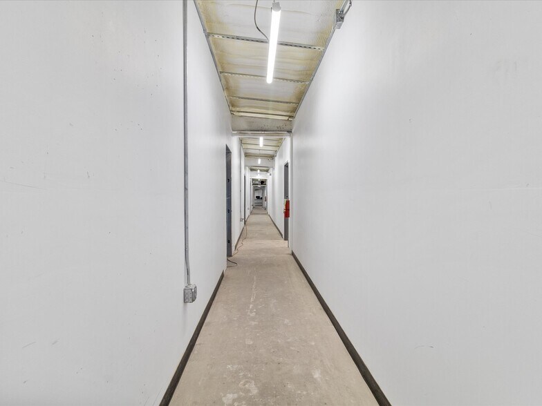 More Photos Of 700 N Main St, Lexington Warehouse For Lease