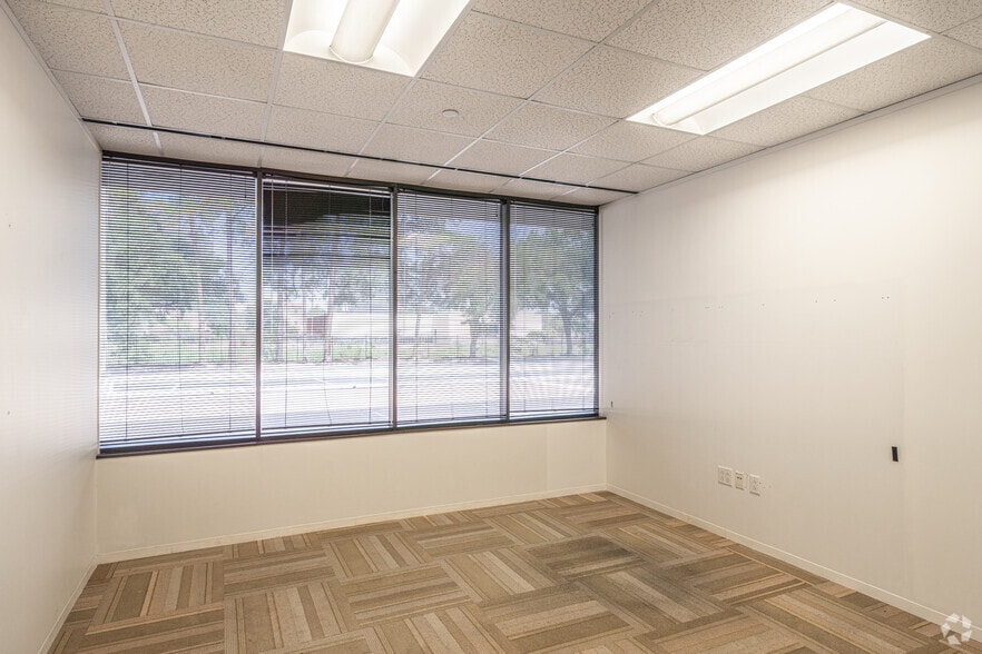 More Photos Of 263 N Sam Houston Pky E, Houston Office For Sale