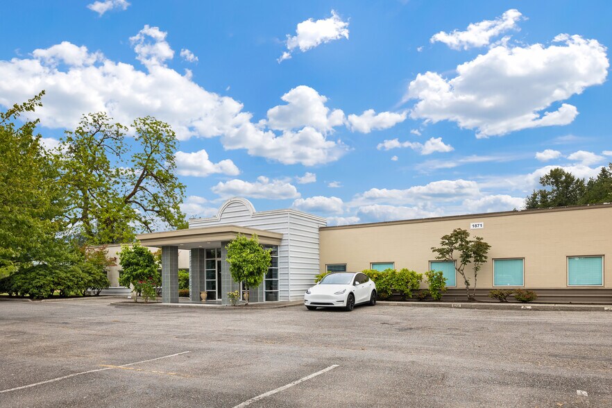 More Photos Of 1871 NW Gilman Blvd, Issaquah Flex For Lease