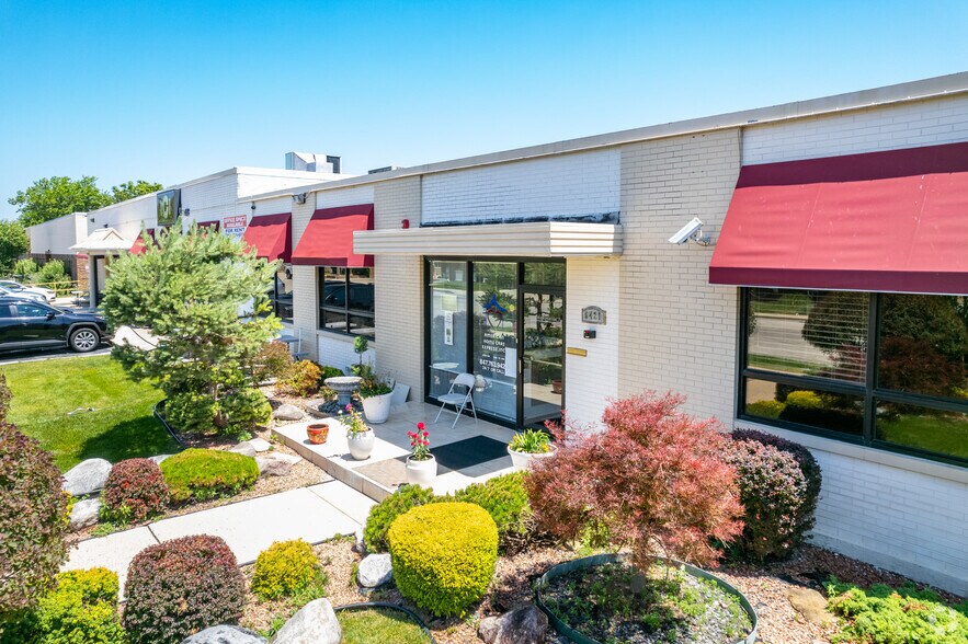More Photos Of 6421-6425 N Hamlin Ave, Lincolnwood Coworking Space