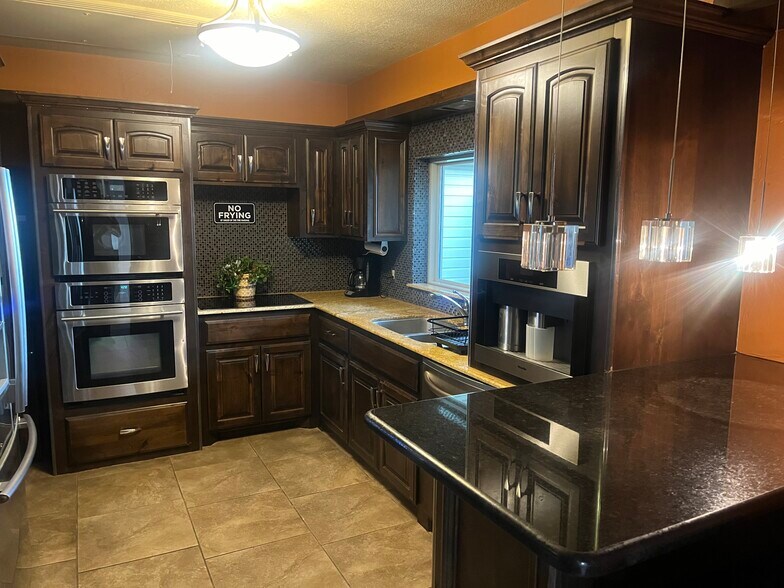 More Photos Of 911 E MacArthur St, Shawnee Showroom For Lease