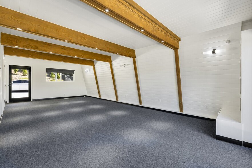 More Photos Of 28220 Agoura Rd, Agoura Hills Loft Creative Space For Lease