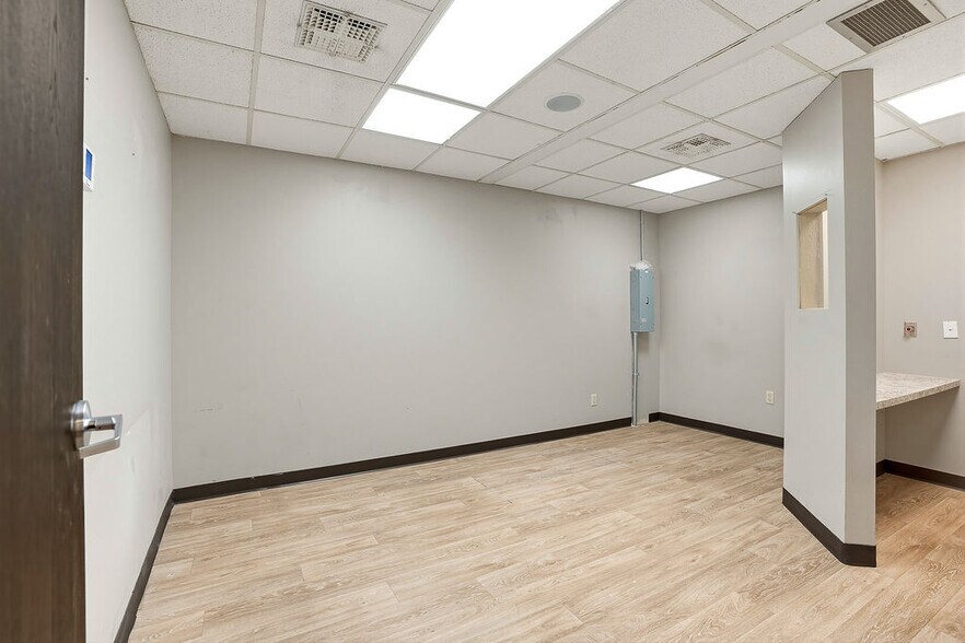 More Photos Of 1414 Arlington St, Ada Medical For Lease