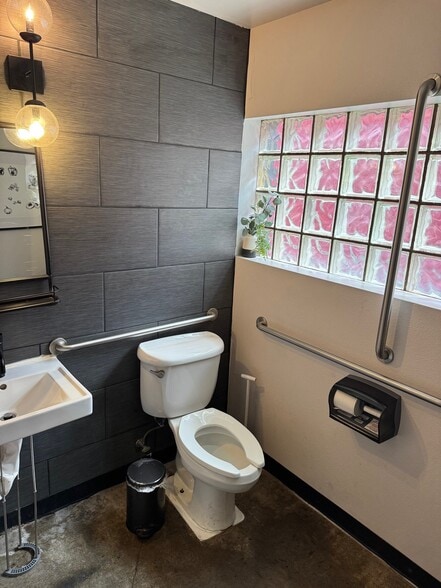 More Photos Of 941 Pearl St, Eugene Restaurant For Lease