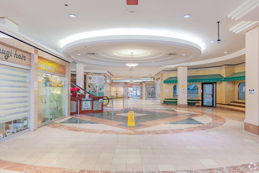 More Photos Of 670 Hwy-7 E, Richmond Hill General Retail For Sale