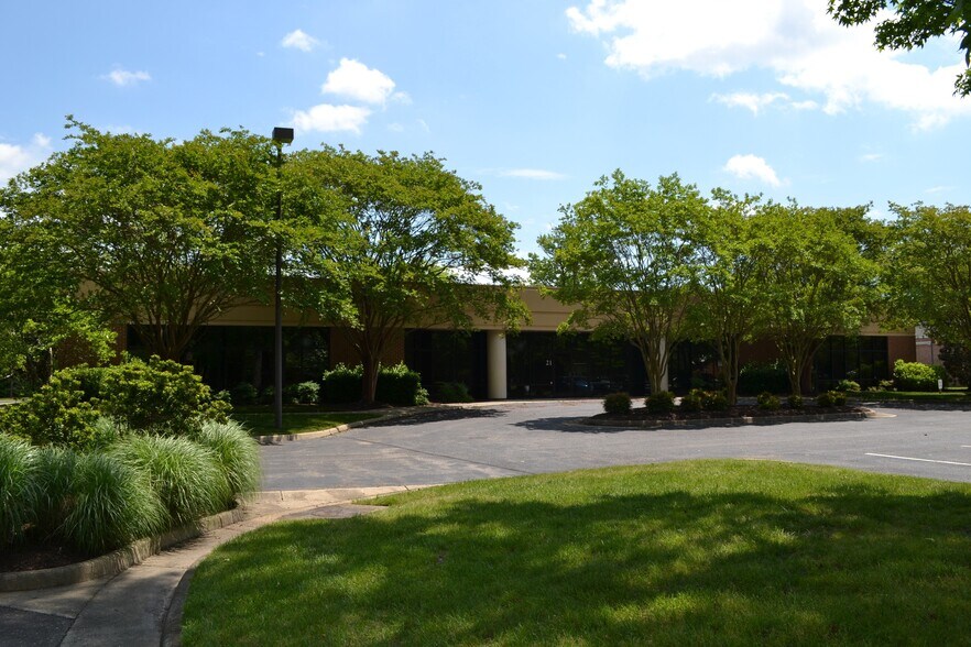 More Photos Of 21 Manhattan Sq, Hampton Office For Sale