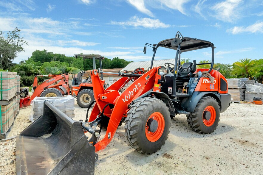 More Photos Of 8440 County Road 48, Yalaha Freestanding For Sale