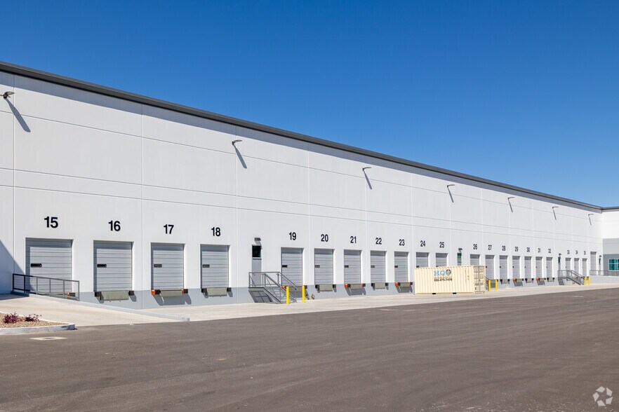 More Photos Of 2717 E Corona Rd, Tucson Warehouse For Lease