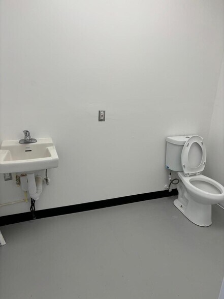 More Photos Of 10663 Monaco Dr, Jacksonville Storefront For Lease