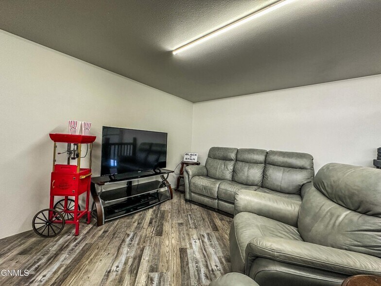 More Photos Of 1409 Lockheed Dr, Bismarck Warehouse For Sale