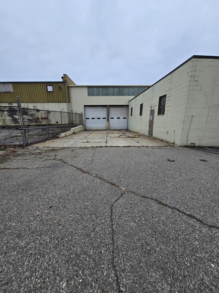 More Photos Of 401 E 5th St, Pinconning Distribution For Sale