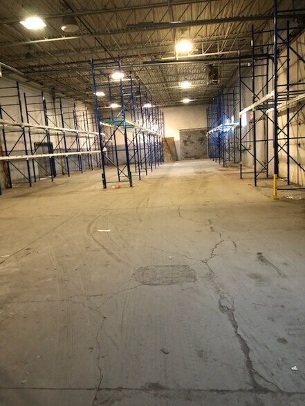 More Photos Of 6815-6819 Pl Pascal-Gagnon, Montréal Warehouse For Sale