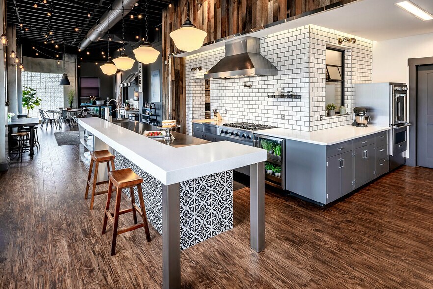 More Photos Of 3344 Central Pky, Cincinnati Storefront For Lease