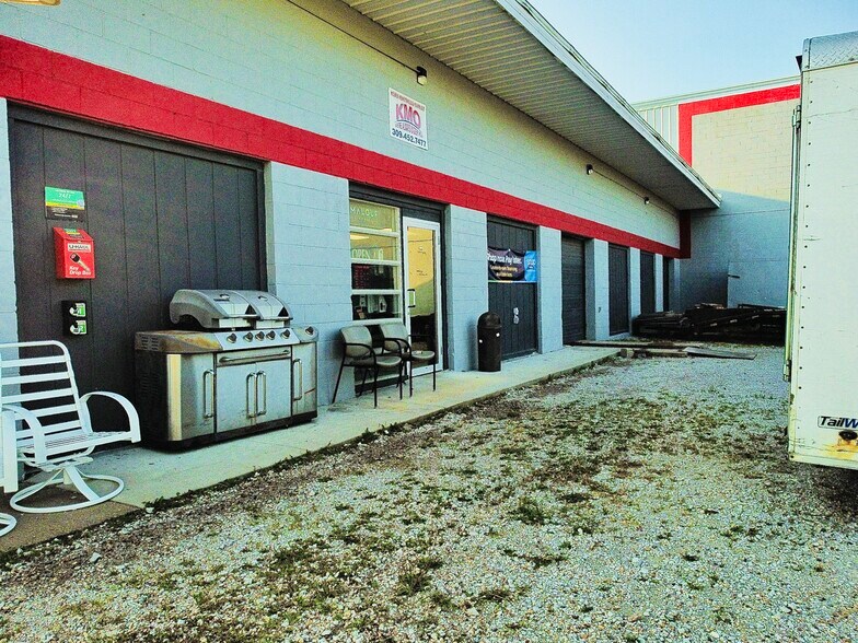 More Photos Of 107 Caroline Dr, Bloomington Warehouse For Sale