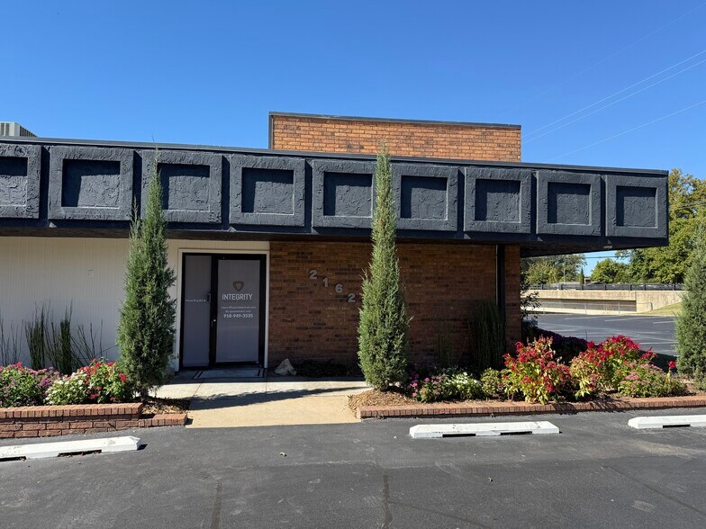 More Photos Of 2162 E 61st St, Tulsa Office For Lease