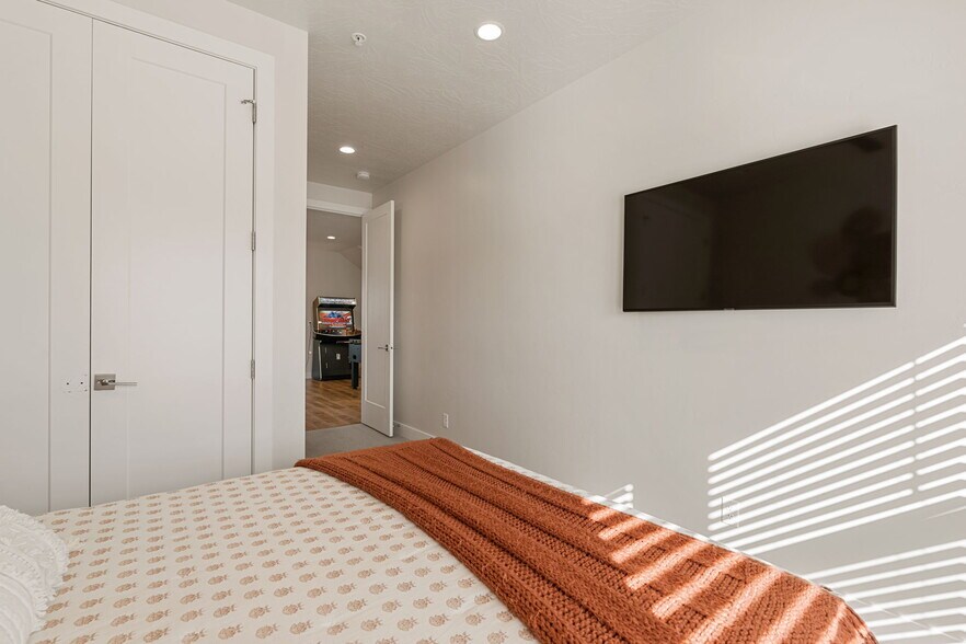 More Photos Of 2248 N Double Eagle Ln, Washington Specialty For Sale
