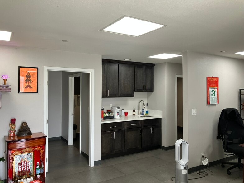 More Photos Of 5921-5923 Lakeshore Dr, Cypress Warehouse For Sale