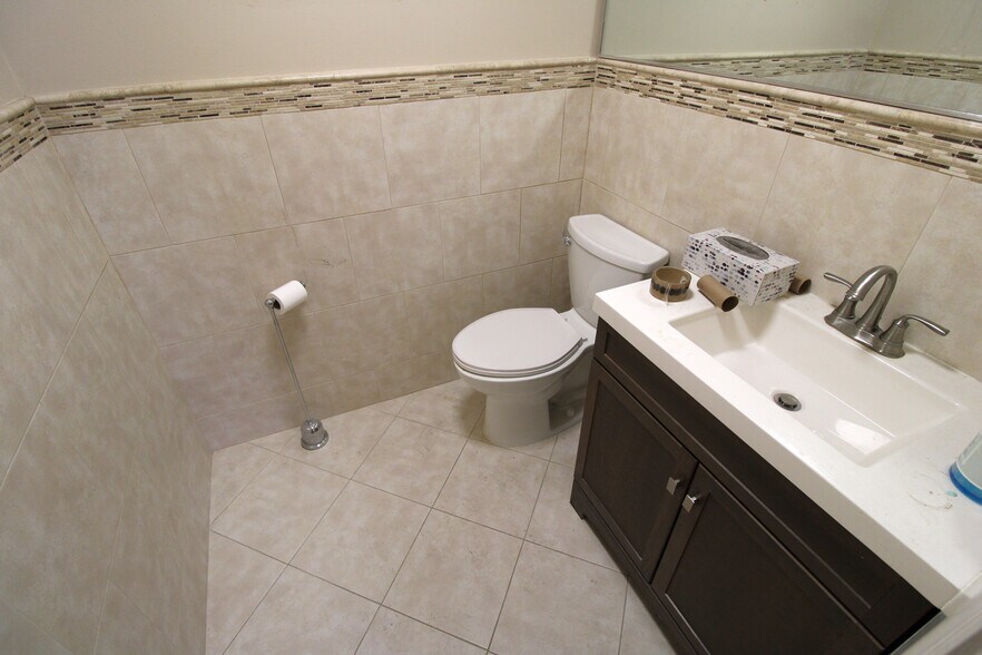 More Photos Of 1325A Paterson Plank rd, Secaucus Storefront For Lease