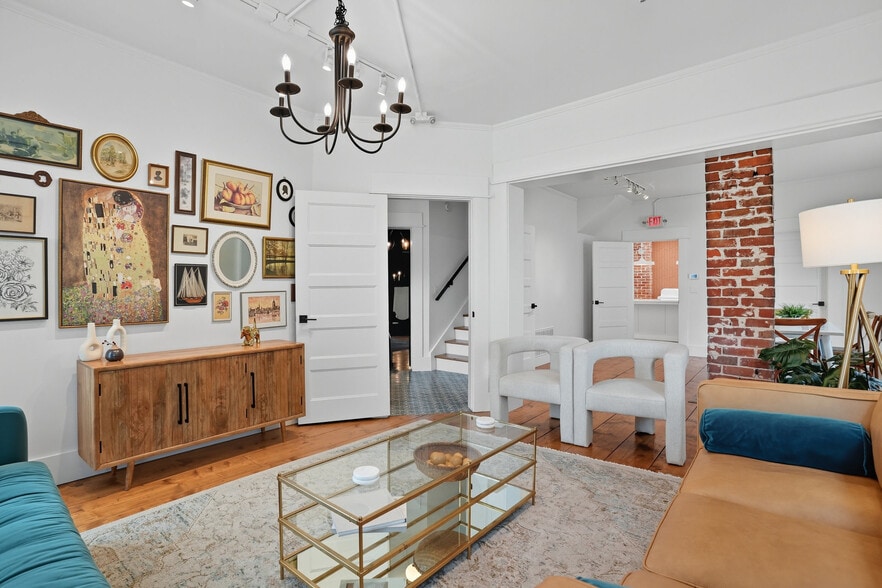 More Photos Of 924 S Main St, Broken Arrow Showroom For Sale