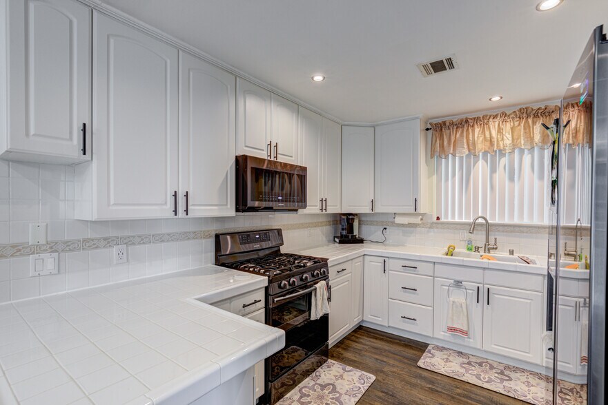 More Photos Of 921 Manzanita St, Los Angeles Apartments For Sale