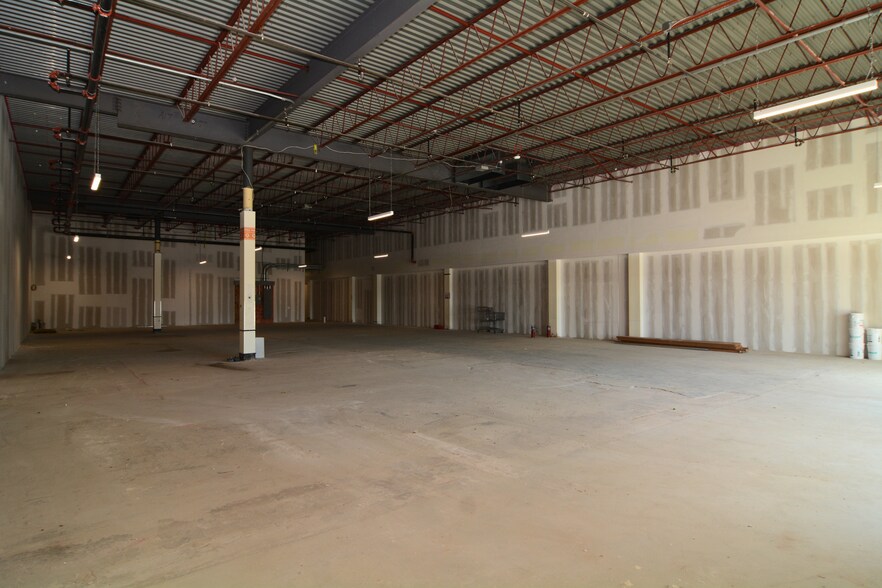 More Photos Of 1080-1140 Old Country Rd, Riverhead Unknown For Lease