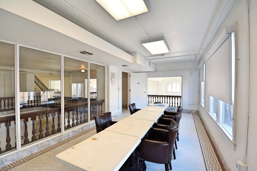 More Photos Of 217 S River St, Seguin Storefront Retail Office For Lease