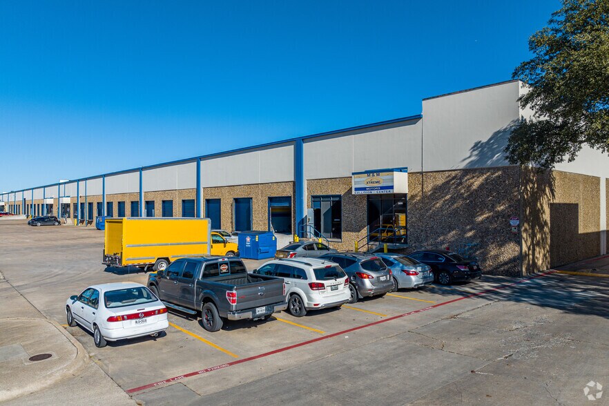 Primary Photo Of 1400-1806 Vantage Dr, Carrollton Distribution For Lease