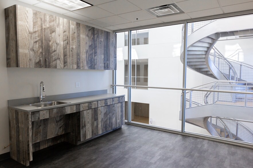 More Photos Of 130 E John Carpenter Fwy, Irving Office For Lease