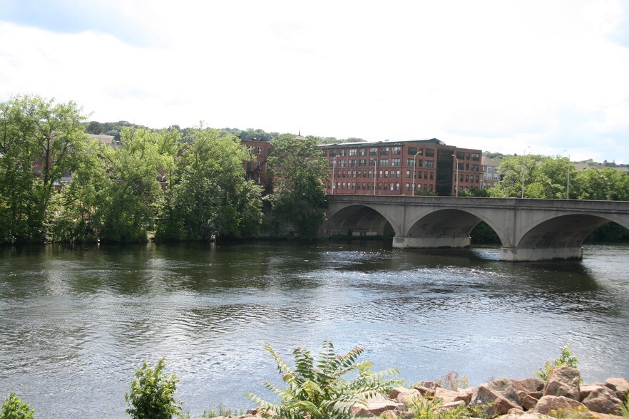 More Photos Of 131 Canal St, Shelton Restaurant For Lease