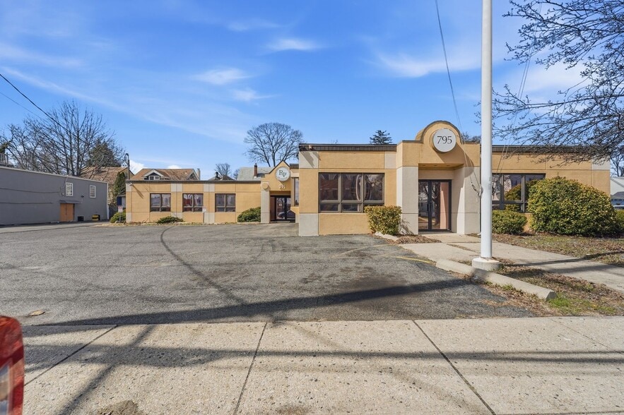 Primary Photo Of 795 Main St, Hackensack Office For Lease