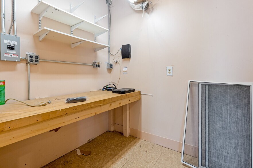 More Photos Of 28 Collins St, Seabrook Flex For Sale