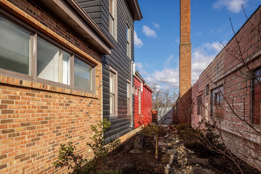 More Photos Of 78 Green St, Hudson Freestanding For Sale