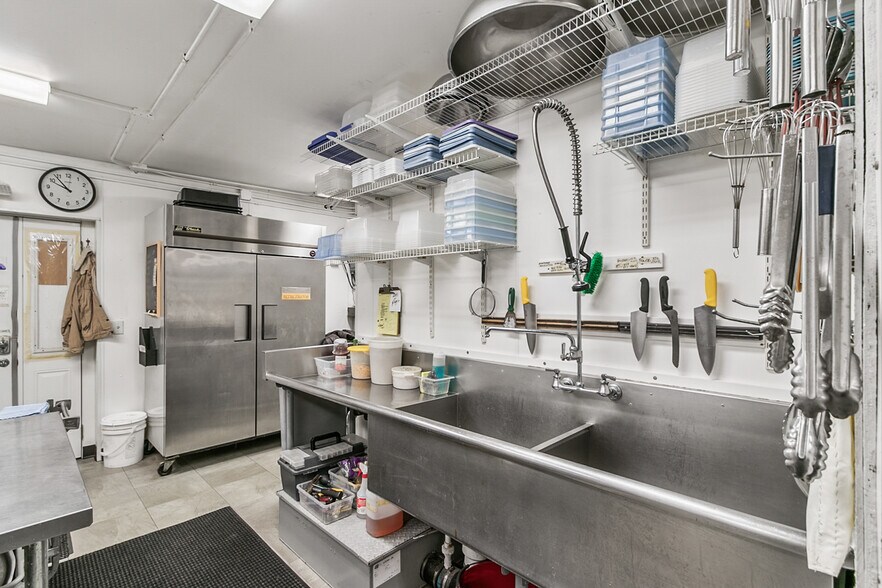 More Photos Of 618 Oak St, Baraboo General Retail For Sale