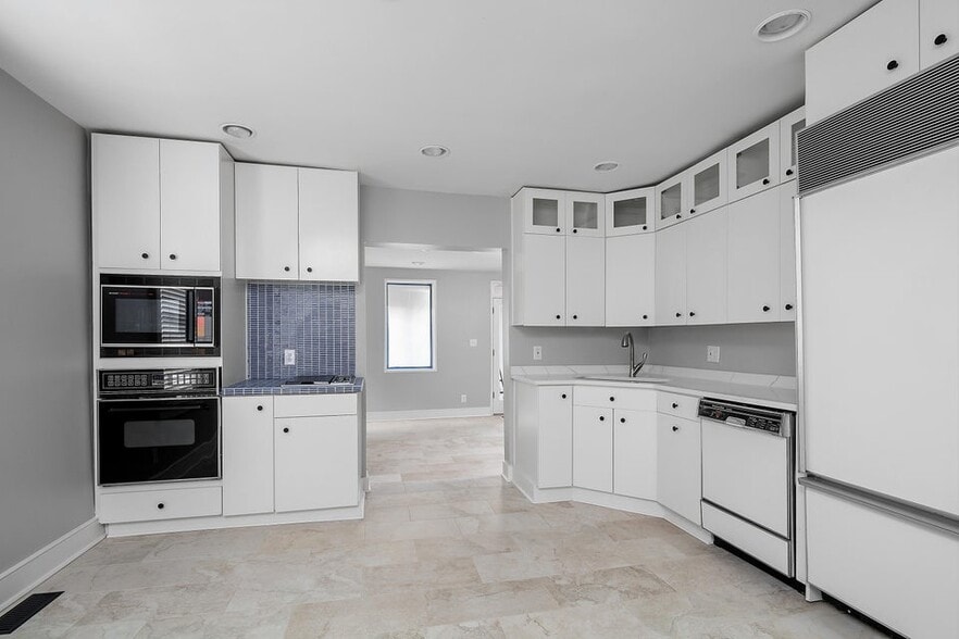 More Photos Of 640-642 W Main St, Lexington Office For Lease