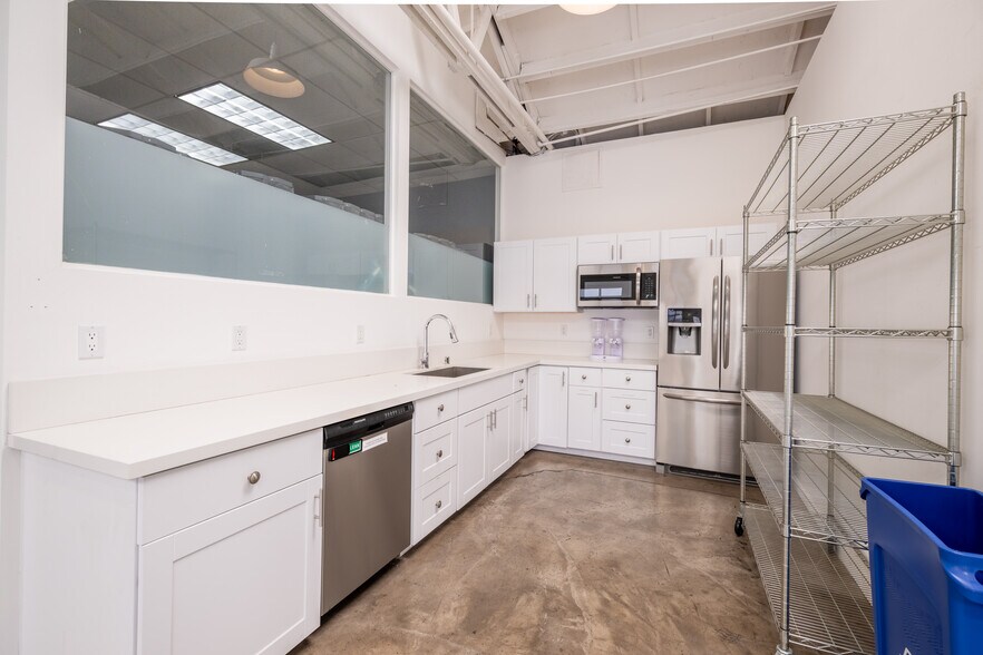 More Photos Of 2842-2912 Colorado Ave, Santa Monica Flex For Lease