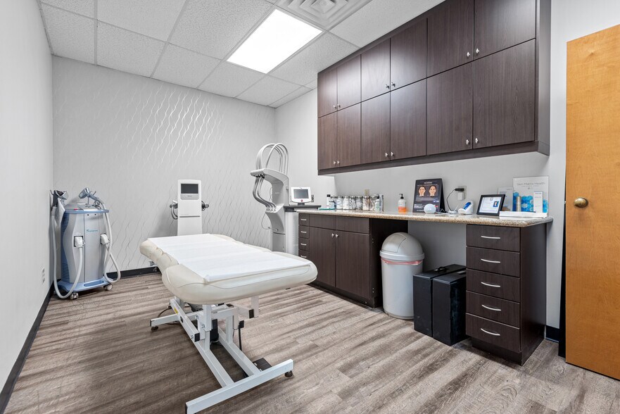 More Photos Of 630 W 34th St, Austin Medical For Sale