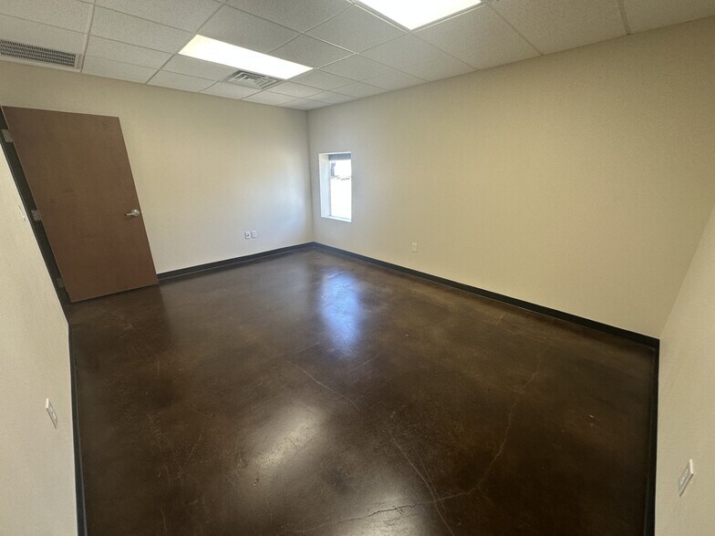 More Photos Of 1509-1521 Central Park Dr, Hurst Unknown For Lease