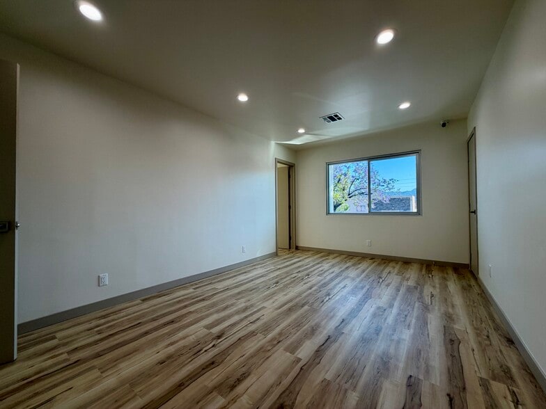 More Photos Of 1519-1521 W Glenoaks Blvd, Glendale Storefront Retail Residential For Lease