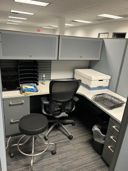 More Photos Of 1300 Chase Ave, Elk Grove Village Light Manufacturing For Sale