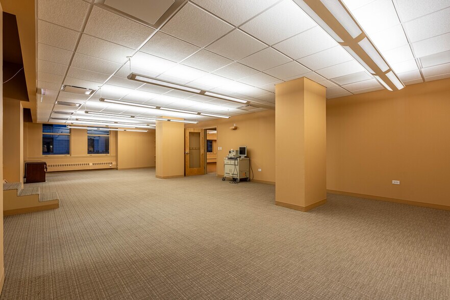 More Photos Of 111 N Wabash Ave, Chicago Office For Sale