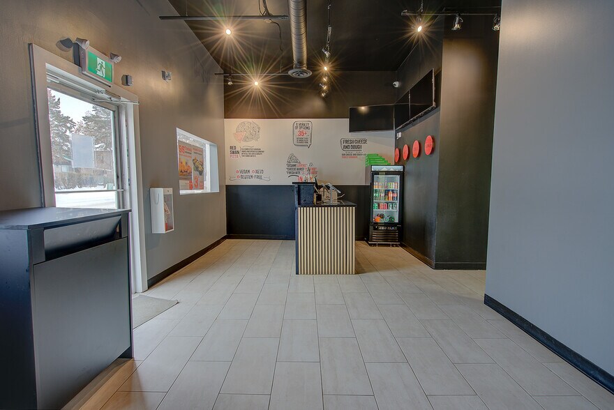 More Photos Of 5020 50 St, Sylvan Lake Storefront For Sale