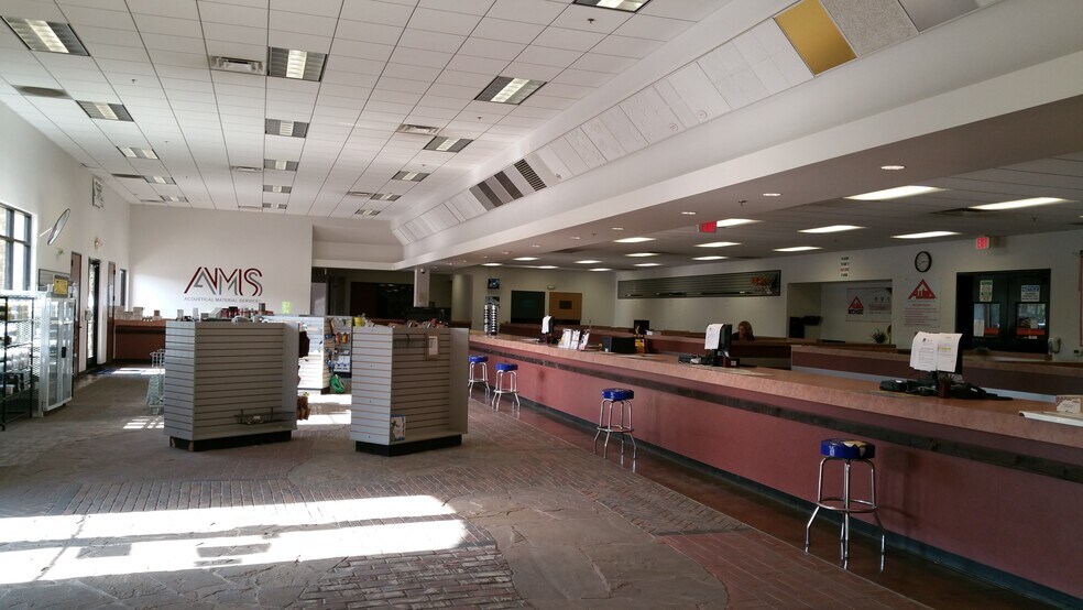 More Photos Of 3401 N Sillect Ave, Bakersfield Distribution For Lease