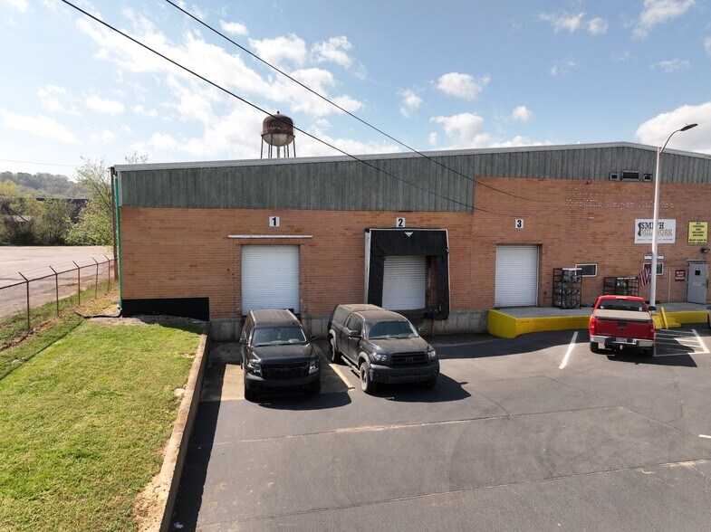 More Photos Of 418-420 W Lake Ave, Rossville Warehouse For Sale