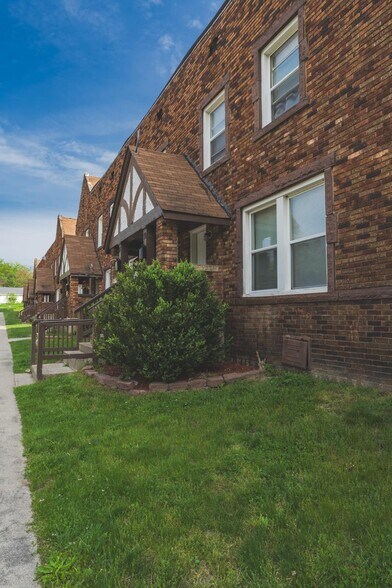 More Photos Of 25 Maynard Ct, Pontiac Apartments For Sale