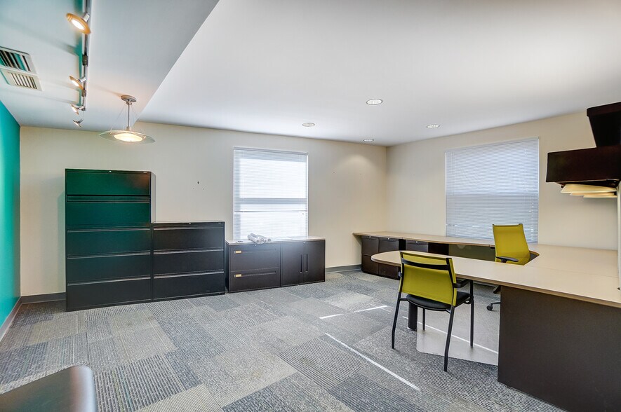 More Photos Of 3925-3927 Brotherton Rd, Cincinnati Office For Sale