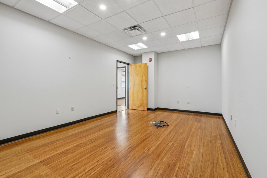 More Photos Of 92 Union Ave, Cresskill Office For Sale
