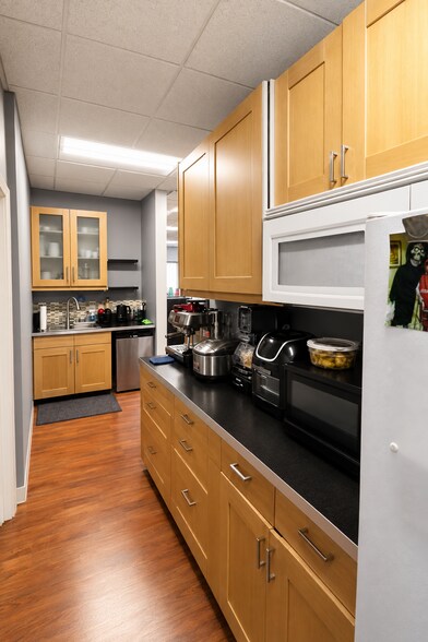 More Photos Of 935 N Plum Grove Rd, Schaumburg Office For Sale