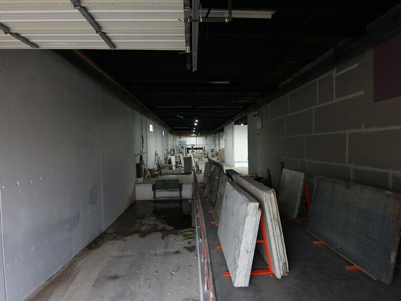 More Photos Of 2120 Vanco Dr, Irving Distribution For Lease